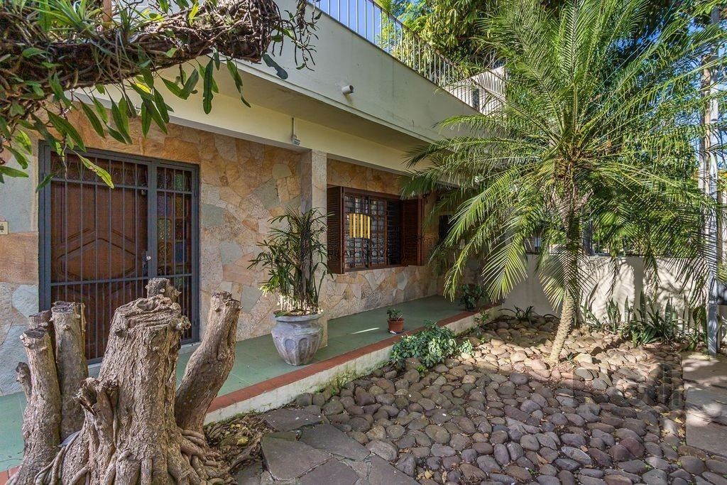 Casa 216m² - 4 dormitórios, 5 vagas no bairro Partenon