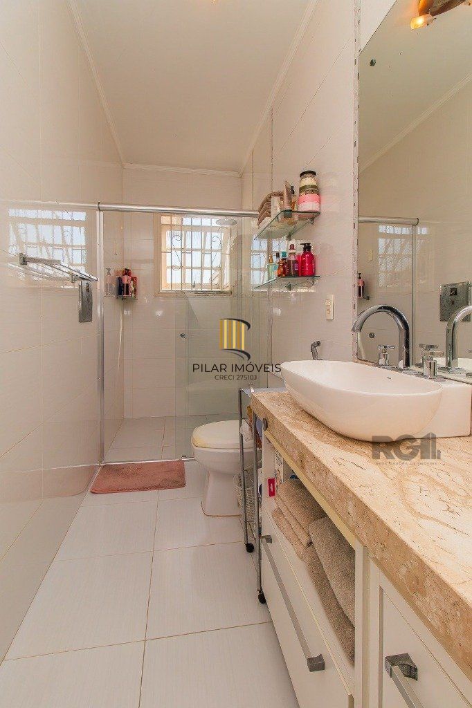 Casa com 4 dormitórios, 3 vagas no bairro Santo Antônio