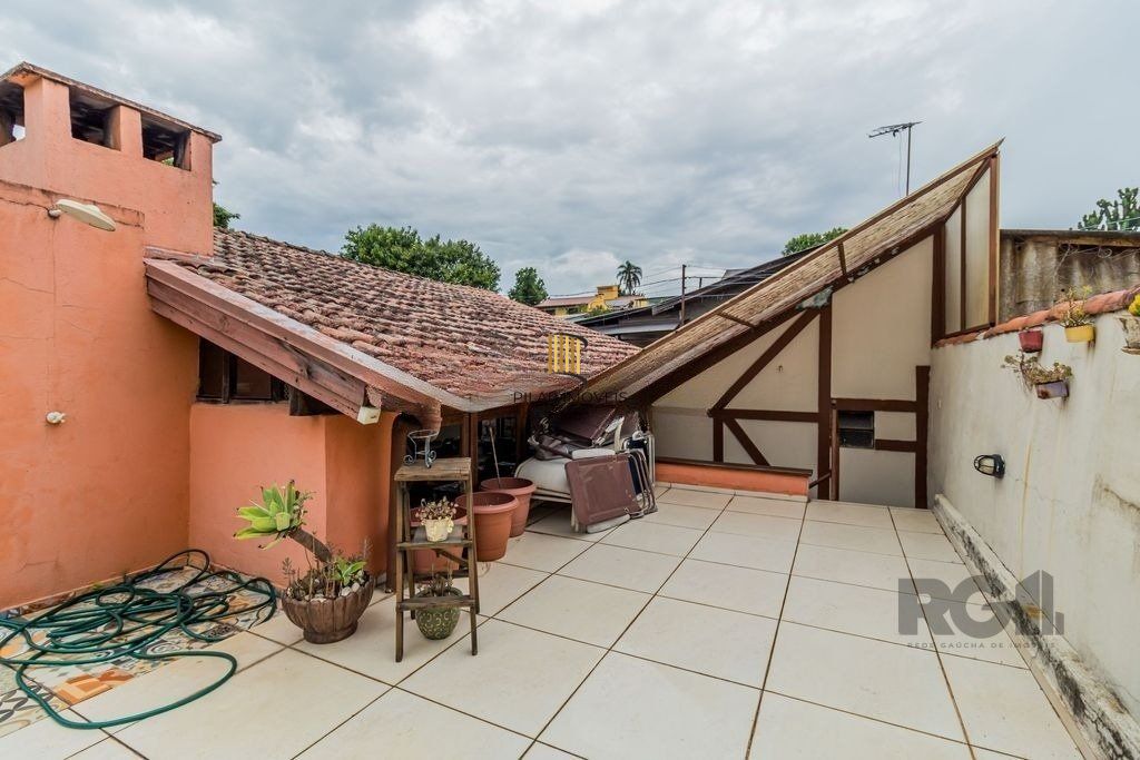 Impecável casa no bairro Medianeira. Living de 3 ambientes com lareira. Com 4 dormitórios sendo 1 suíte também com lareira. Ampla cozinha mobiliada e reformada. Dormitórios com armários fixos .