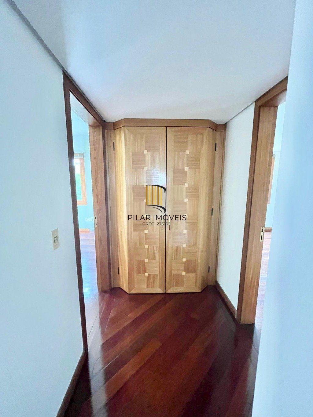 Apartamento de 4 dormitórios e 184m² à venda em Menino Deus, Porto Alegre.