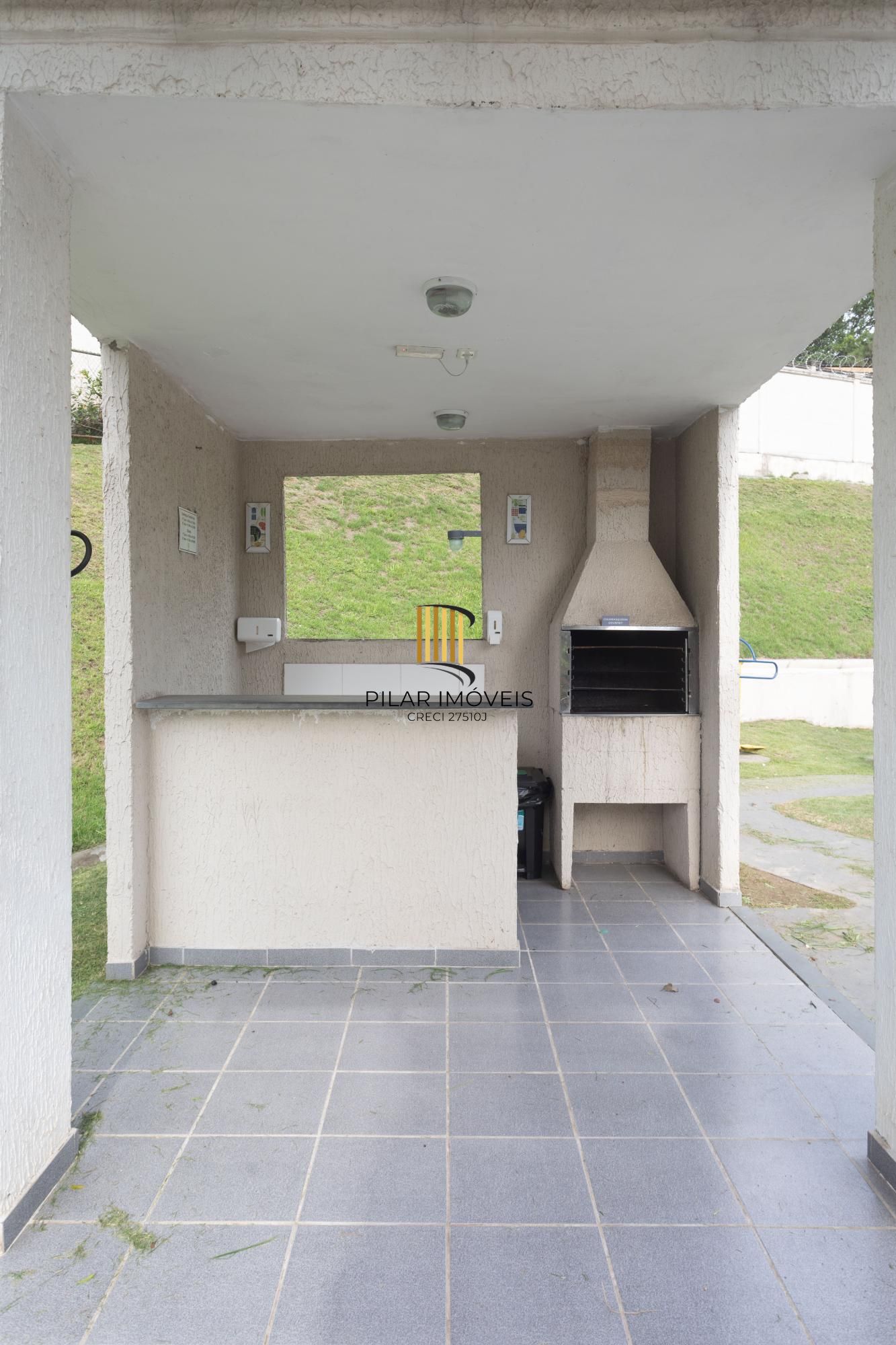 Apartamento á venda de 2 dormitórios no Bairro Protásio Alves.