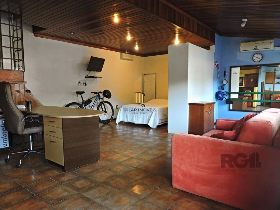 EXCELENTE casa térrea MAIS um loft construído em edícula anexa, com pátio.