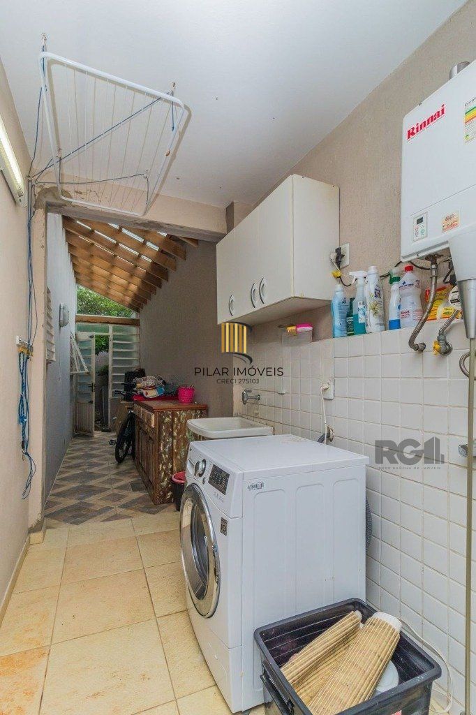 Casa 3 dormitórios a uma quadra da avenida Teresópolis e cinco minutos do Bourbon Shopping Teresópolis