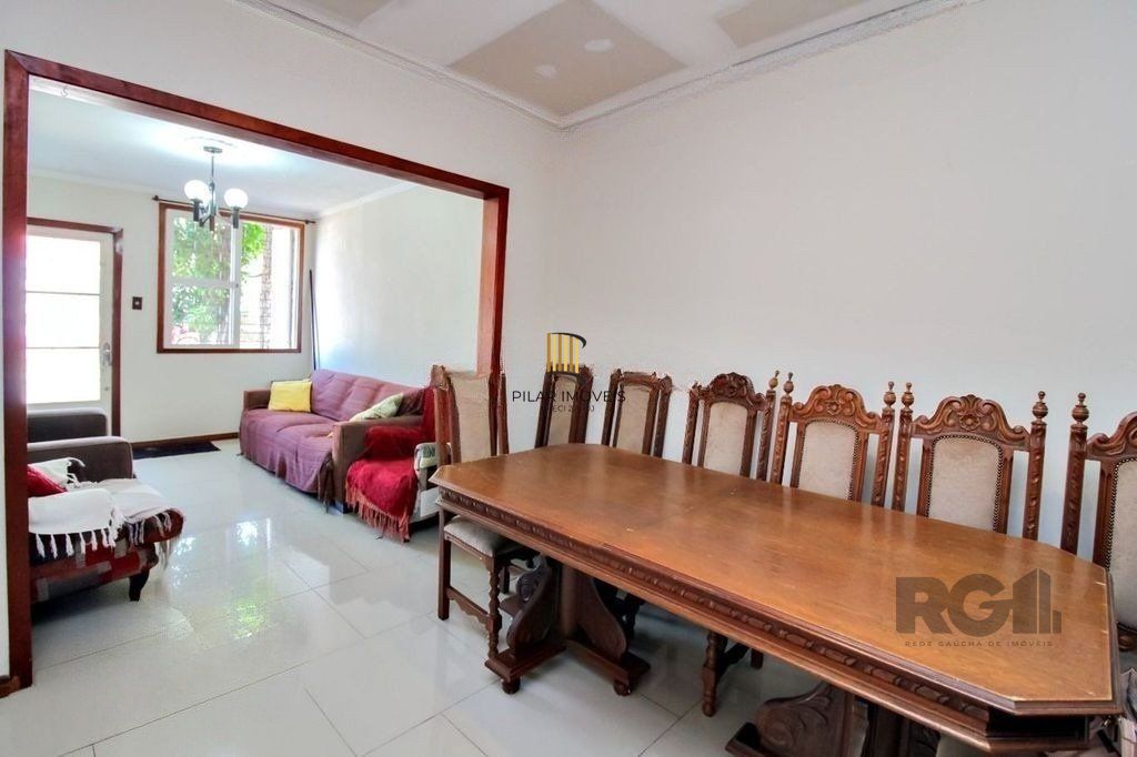 Casa 4 dormitórios, 2 vagas, em rua tranquila próxima a rua Oscar Pereira