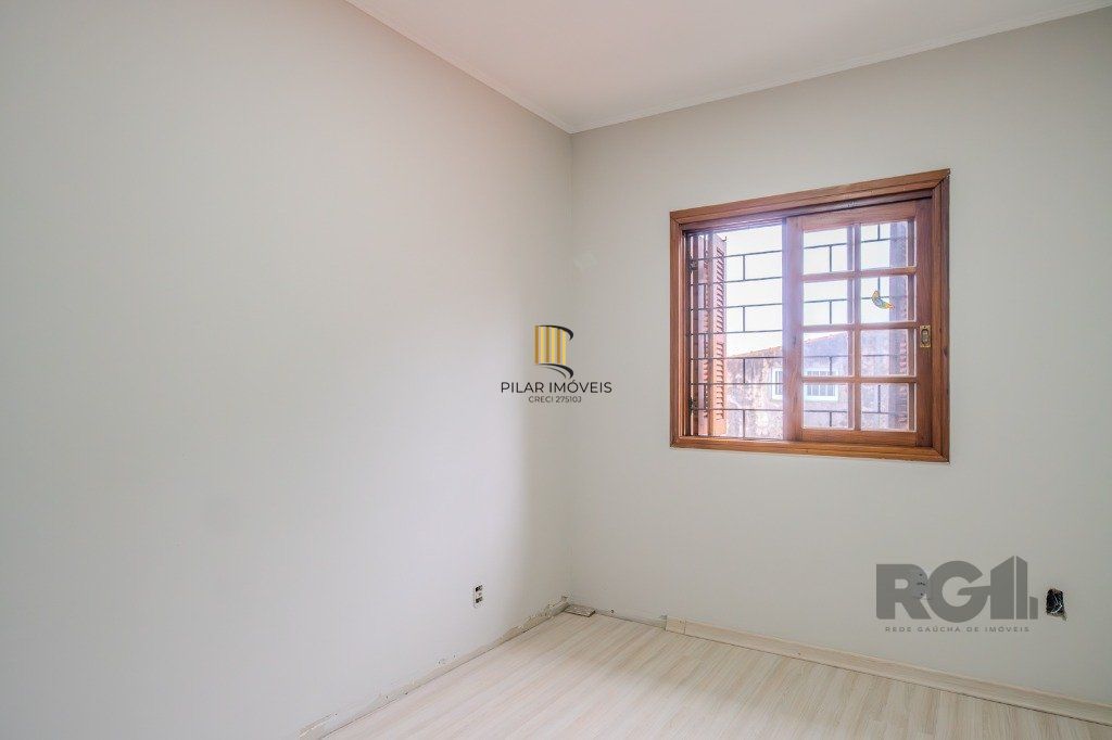 Casa de 214m² com 4 dormitórios, 1 suíte, piscina e 2 vagas no bairro Teresópolis