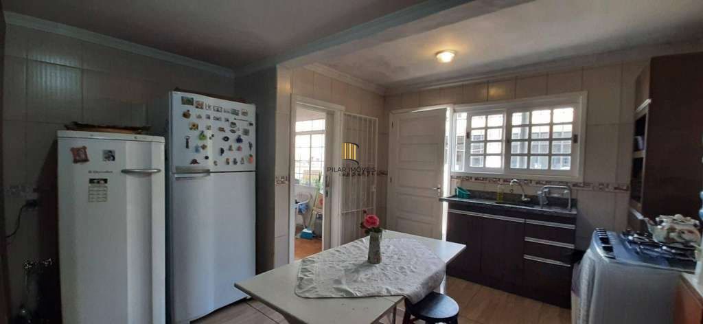 VENDE – AMPLA CASA RESIDENCIAL COM PISCINA E 5 VAGAS