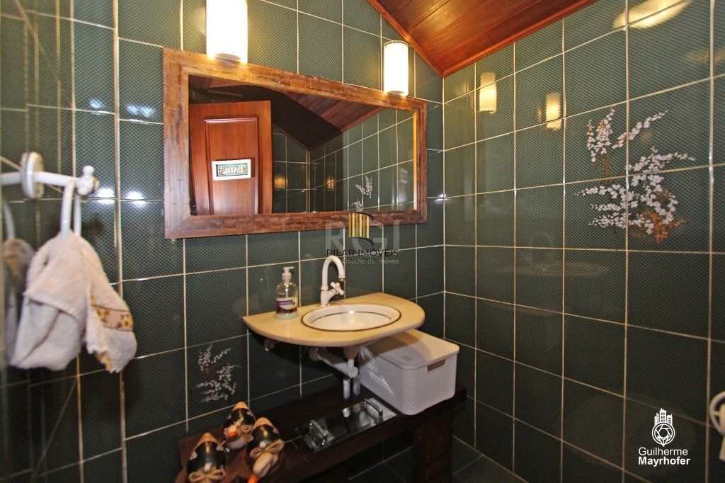 Casa para Venda - 240m², 5 dormitórios, sendo 1 suites, 3 vagas - Menino Deus