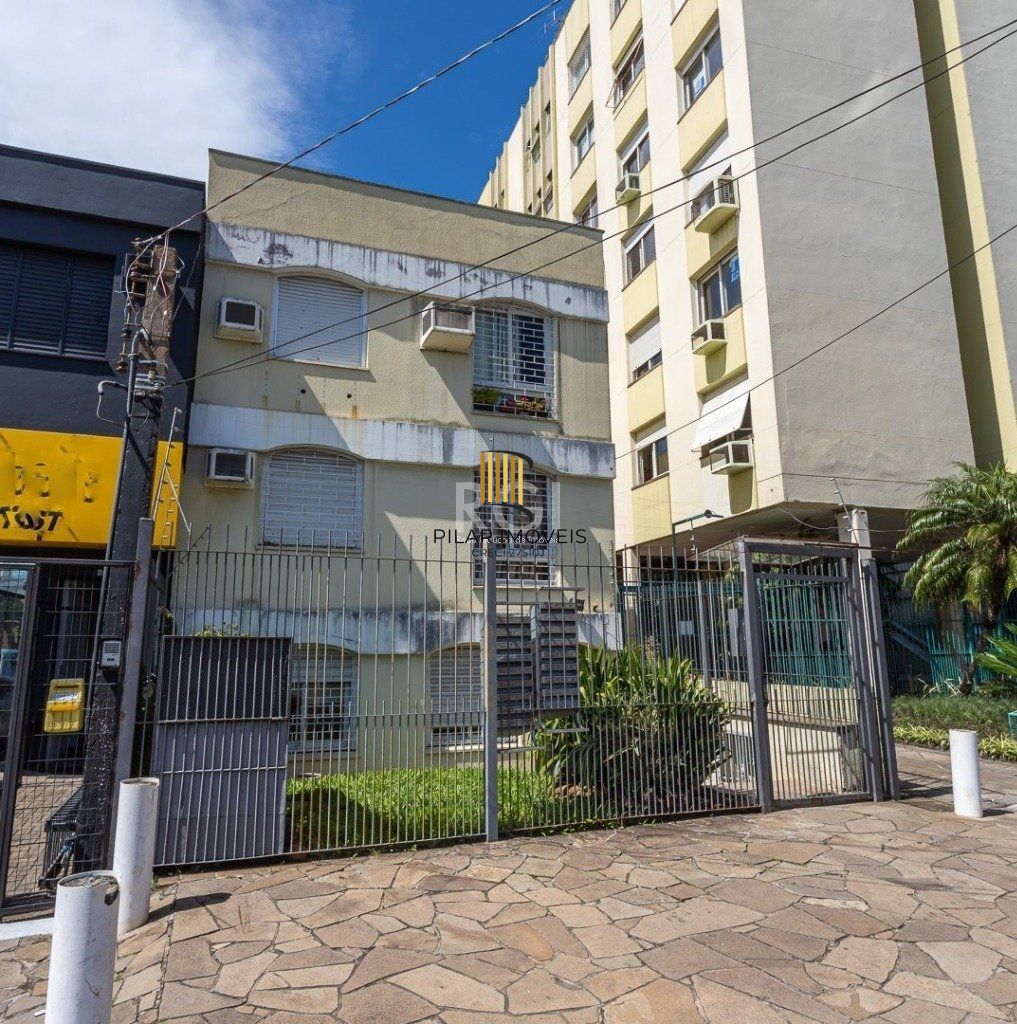 Apartamento térreo - 1 suíte, pátio e lavabo no bairro Petrópolis