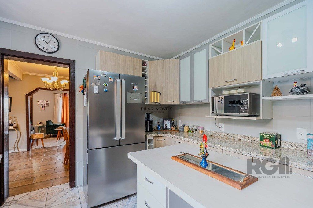 Casa com 234m², 3 dormitórios, 3 vagas no bairro Partenon