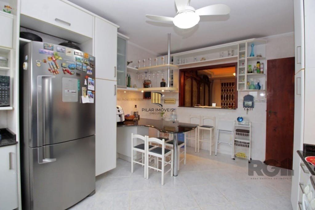 Casa de 275m² - 3 dormitórios e 3 vagas no bairro Coronel Aparício Borges