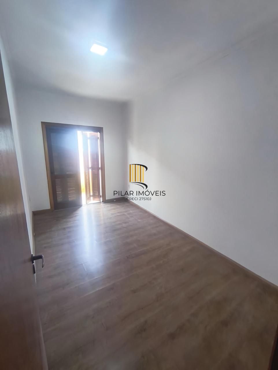 Casa de 3 dormitórios á venda no Bairro Guarujá - Porto Alegre