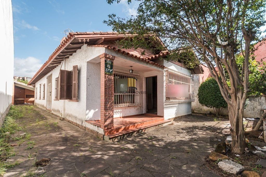 Casa de 4 dormitórios, no bairro Medianeira 