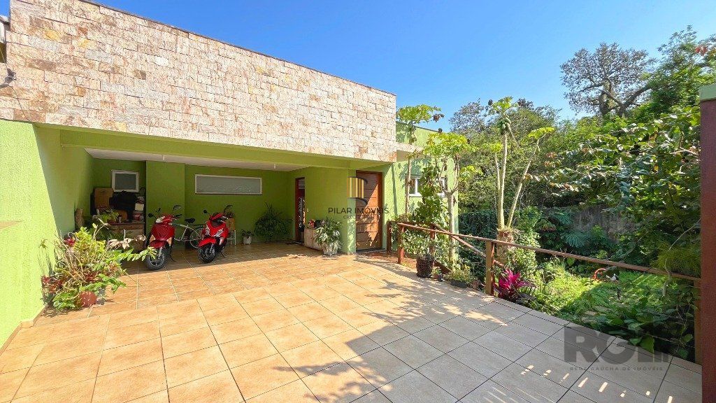 Excelente casa 03 dormitórios sendo 01 suíte com jacuzzi, 03 banheiros,  03 vagas, próxima a Av. Vicente Montéggia