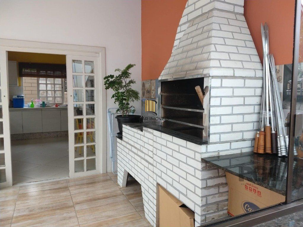 Casa com 3 dormitórios no bairro Ipanema