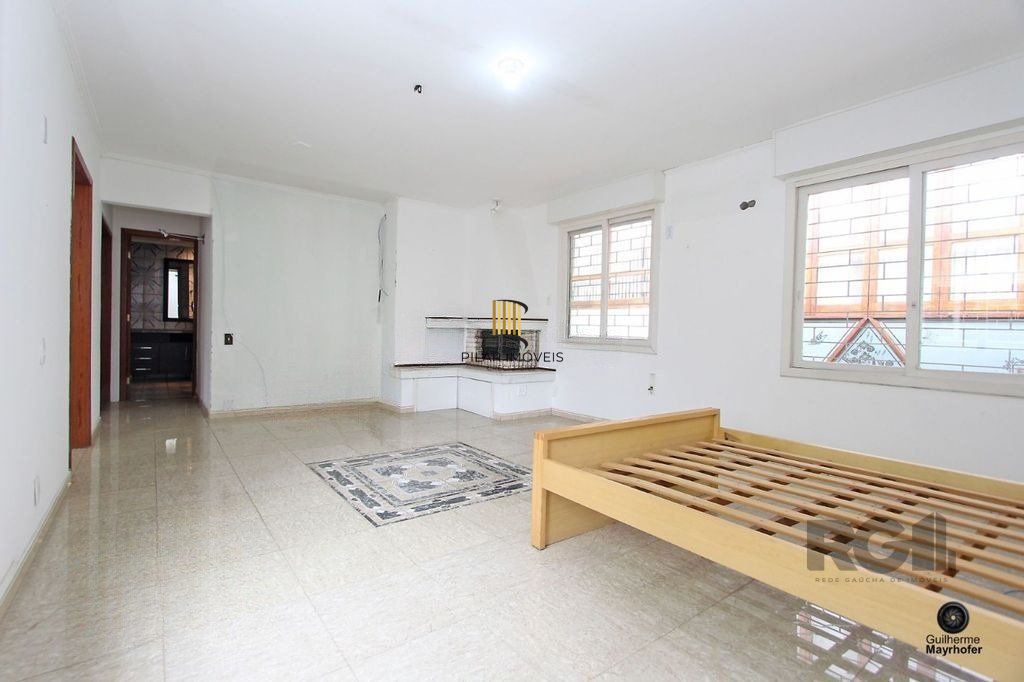 Casa com 5 suítes, 7 banheiros, 4 vagas no bairro Partenon