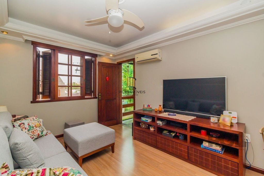 Casa de 4 dormitórios no bairro Sarandi
