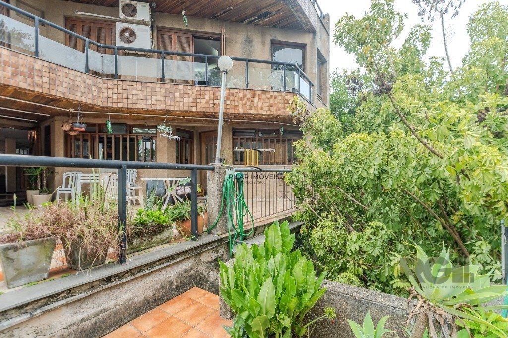 Casa 400m² - 5 dormitórios, 4 vagas no bairro Vila Jardim