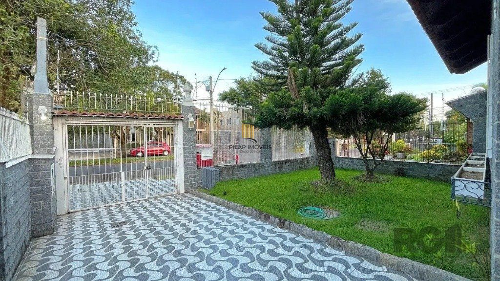 Casa de 3 dormitórios, no bairro Aberta dos Morros
