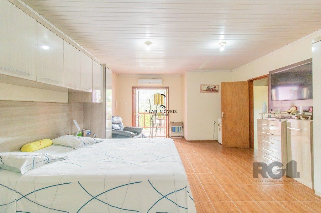 Casa com 3 dormitórios e 3 vagas no bairro Santa Tereza