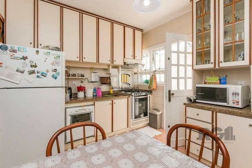 Casa de 380m² - 4 dormitórios, 2 suítes, 4 vagas no bairro Bom Jesus