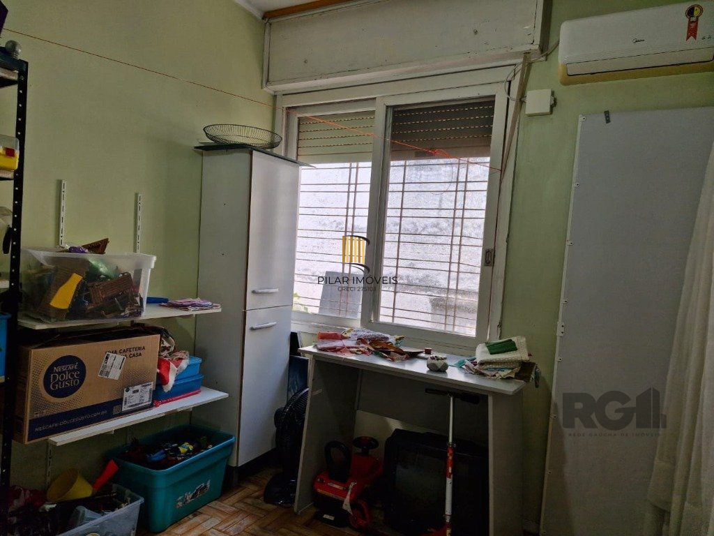 Casa com 243m2 de área privativa, com amplo pátio de 11 x 44, próxima a Av. Teresópolis
