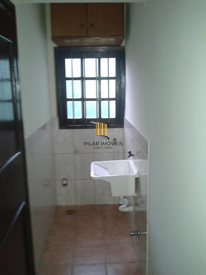 Casa de 3 dormitórios com piscina no bairro Teresópolis.