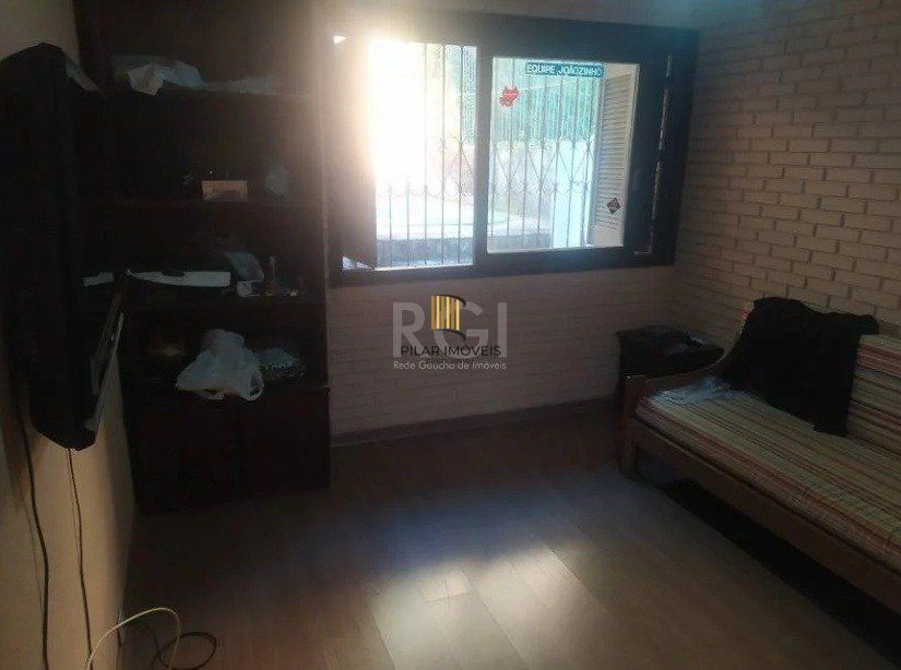 Casa com 03 dormitórios, churrasqueira, pátio com piscina e 5 vagas de garagem no bairro Menino Deus