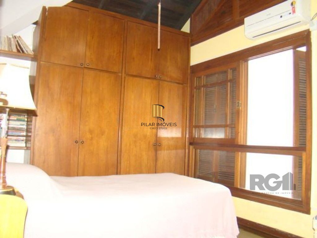 Casa de 370m² - 4 dormitórios, 2 suítes e 4 vagas de garagem no bairro Espírito Santo