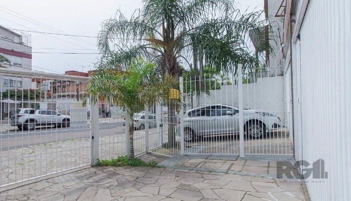 Excelente casa de 157m² com 3 dormitórios, 4 vagas e piscina.