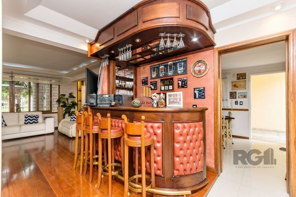 Casa 381m² - 5 dormitórios, 1 suíte, piscina e 6 vagas no bairro São Sebastião