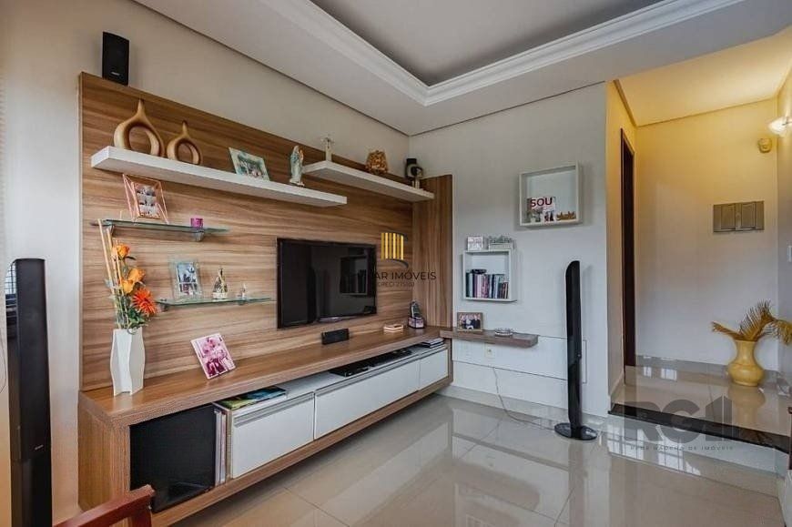 Excelente casa de 209m² com 3 dormitórios, piscina e 3 vagas de garagem.
