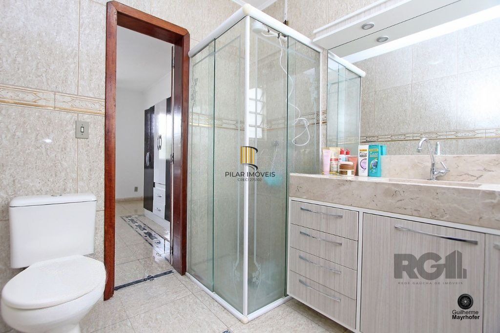 Casa com 5 suítes, 7 banheiros, 4 vagas no bairro Partenon