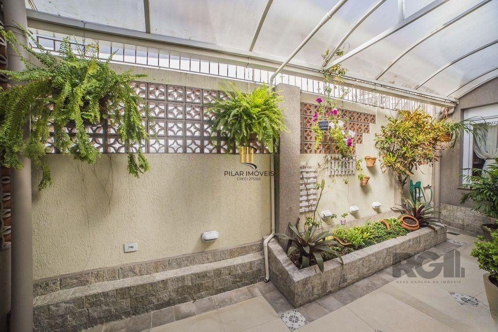 Casa de 4 dormitórios no bairro Glória