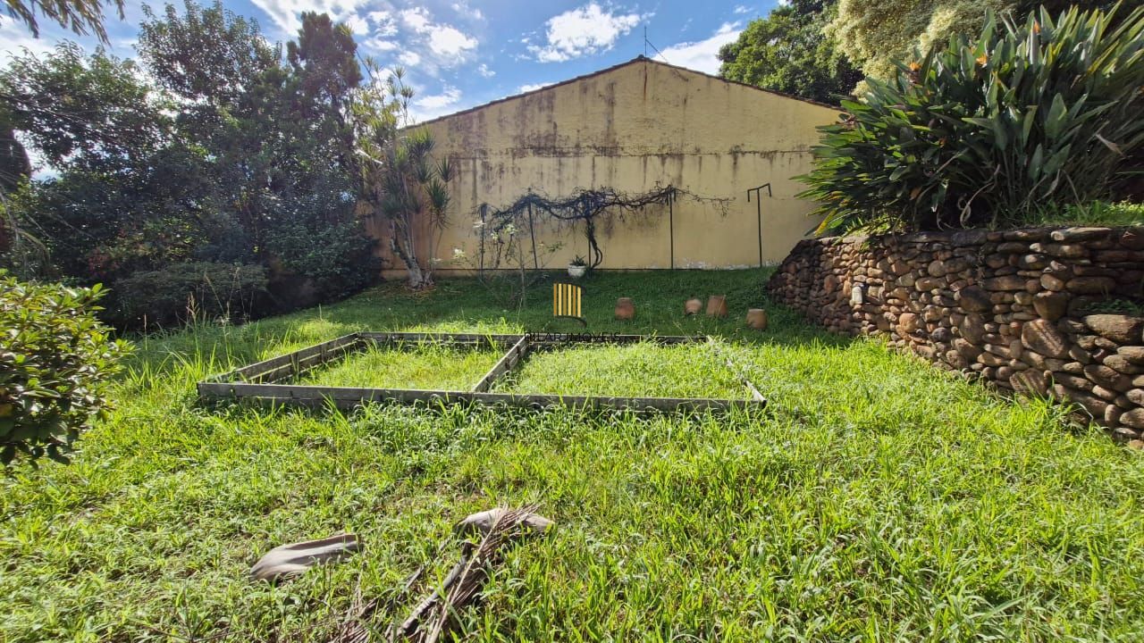 Casa de Cinema na Glória, com 500m² de área privada, 3 dormitórios, piscina, horta, lareira, elevador, gradeada 4 garagens