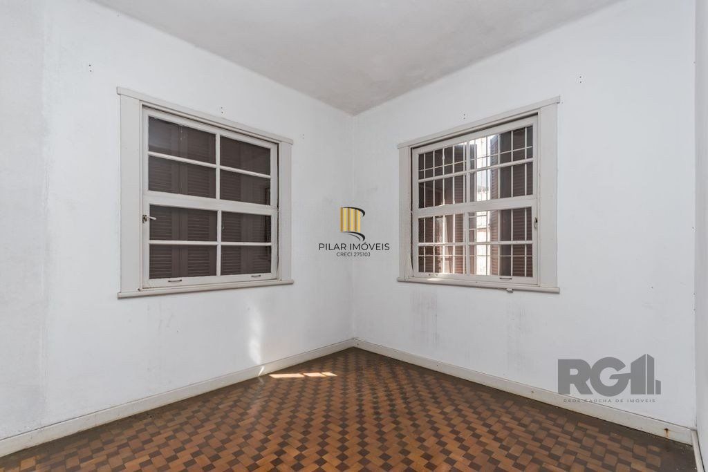 Casa de 4 dormitórios, no bairro Medianeira 