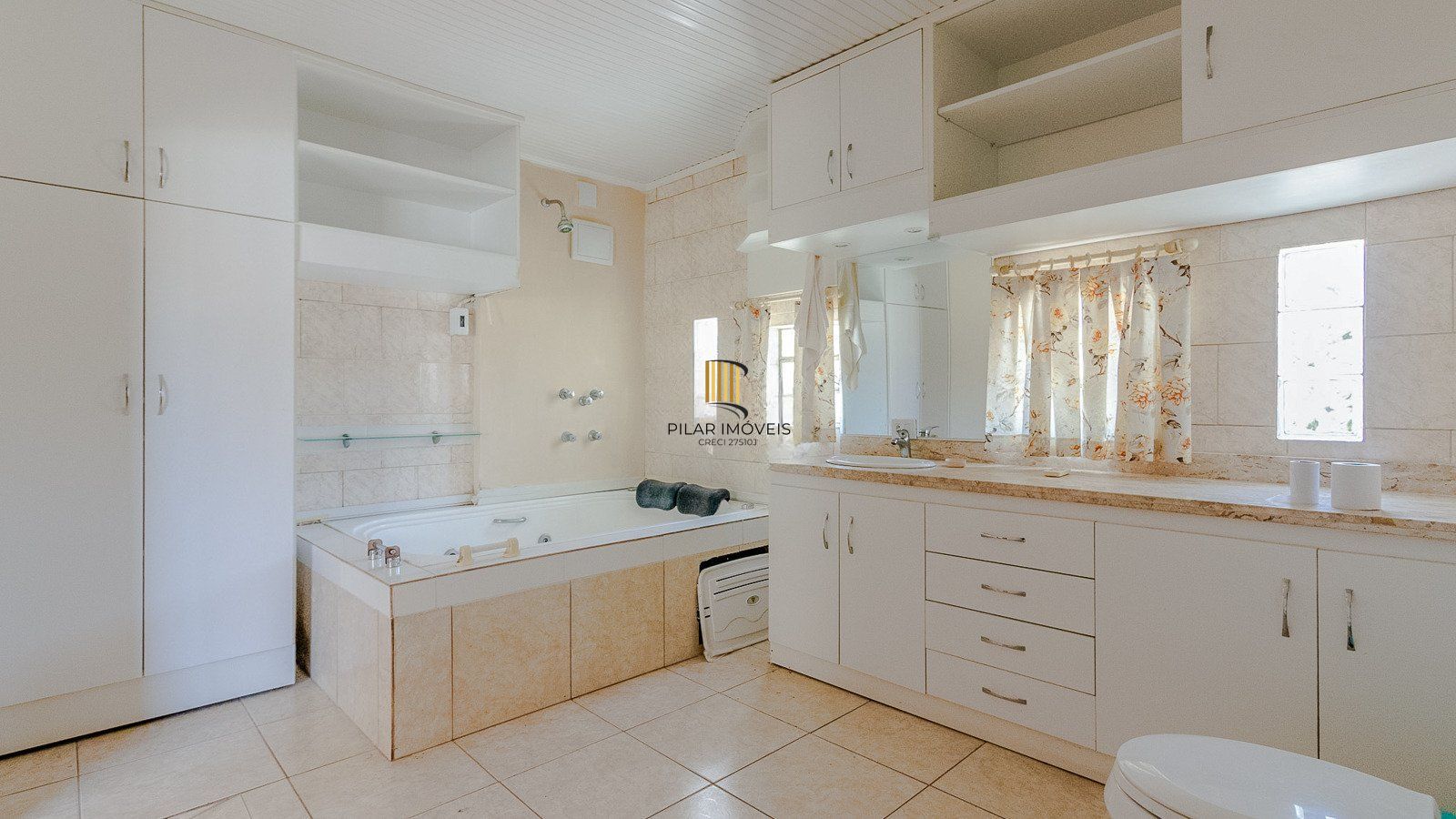 Excelente casa de 308 m² com 4 suítes e 4 vagas de garagem.