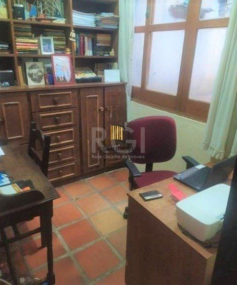 Casa com 03 dormitórios, churrasqueira, pátio com piscina e 5 vagas de garagem no bairro Menino Deus