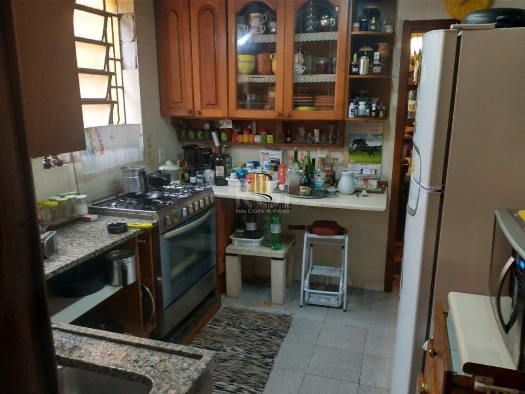 Casa para Venda - 220m², 3 dormitórios, 4 vagas - Teresópolis