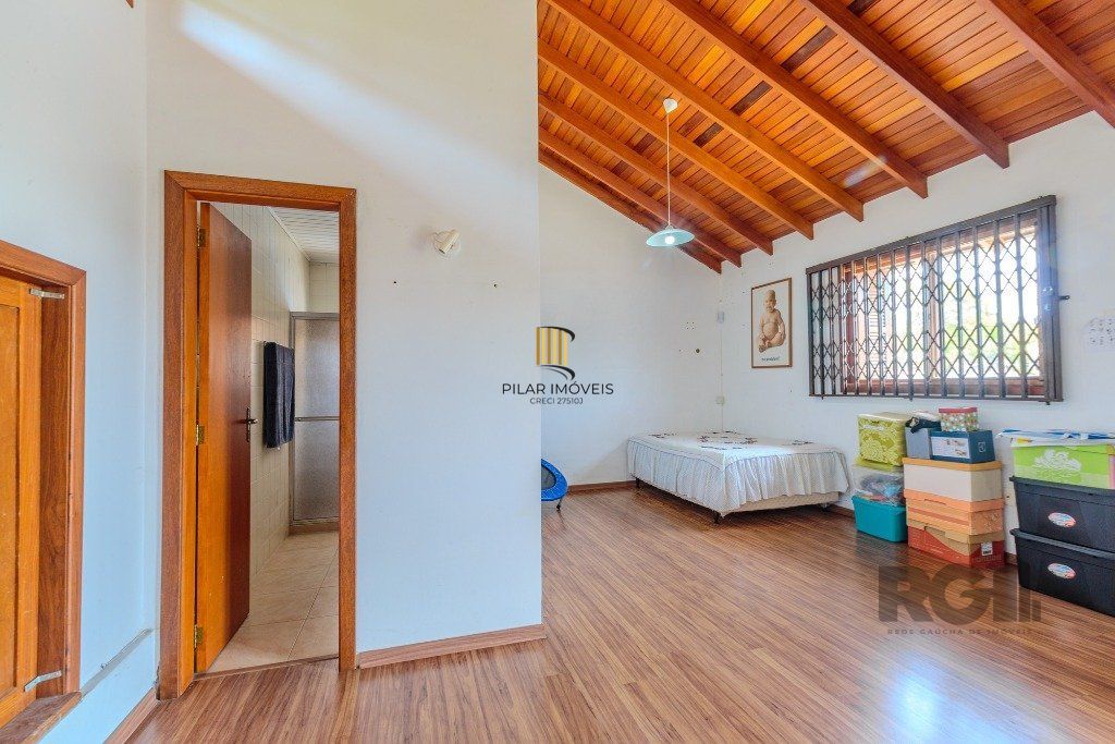 Casa 253m², 3 suítes, pátio, churrasqueira e vaga de garagem para 4 carros no bairro Nonoai
