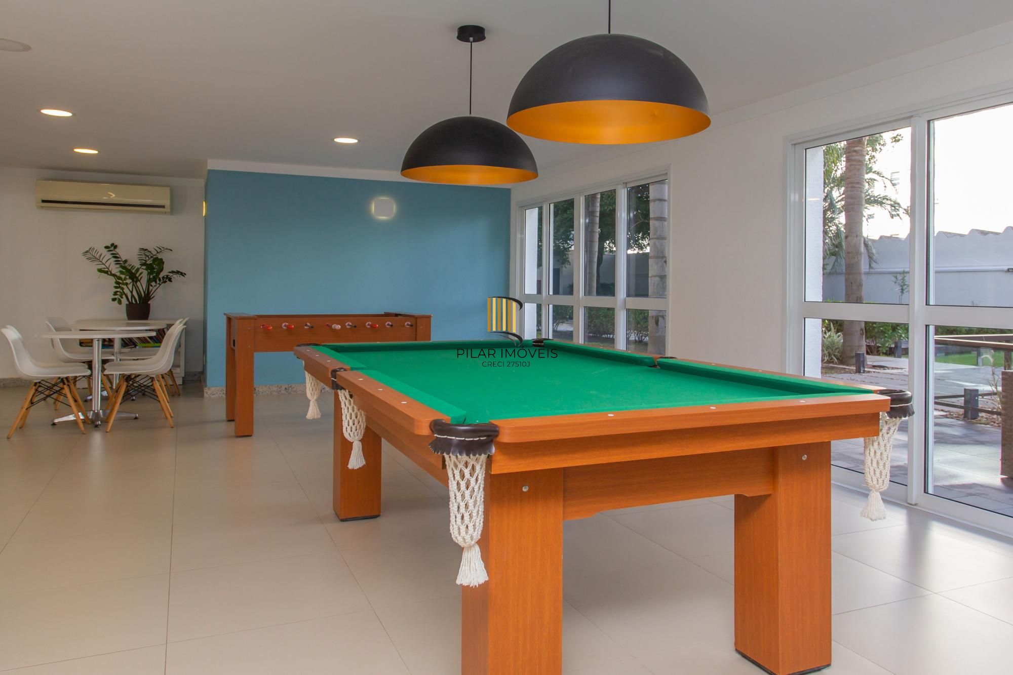 Apartamento de 02 dormitorios, suite, vaga garagem com vista livre no bairro Menino Deus-Porto Alegre.