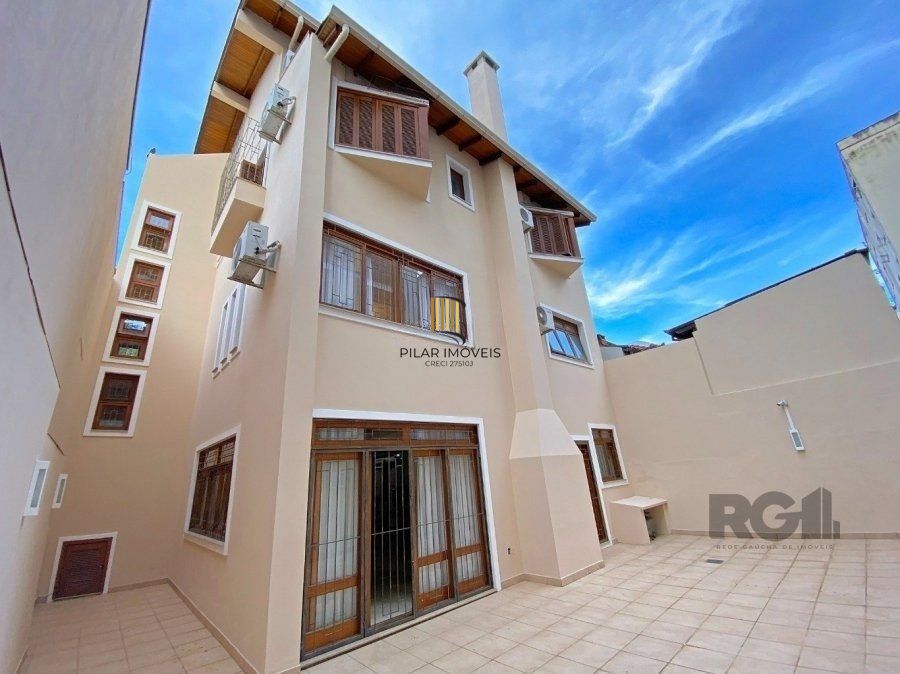 Excelente casa de 465m² com 3 dormitórios e 5 vagas de garagem.