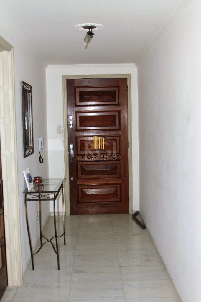 Apartamento com 03 dormitórios, churrasqueira e vaga de garagem no Menino Deus