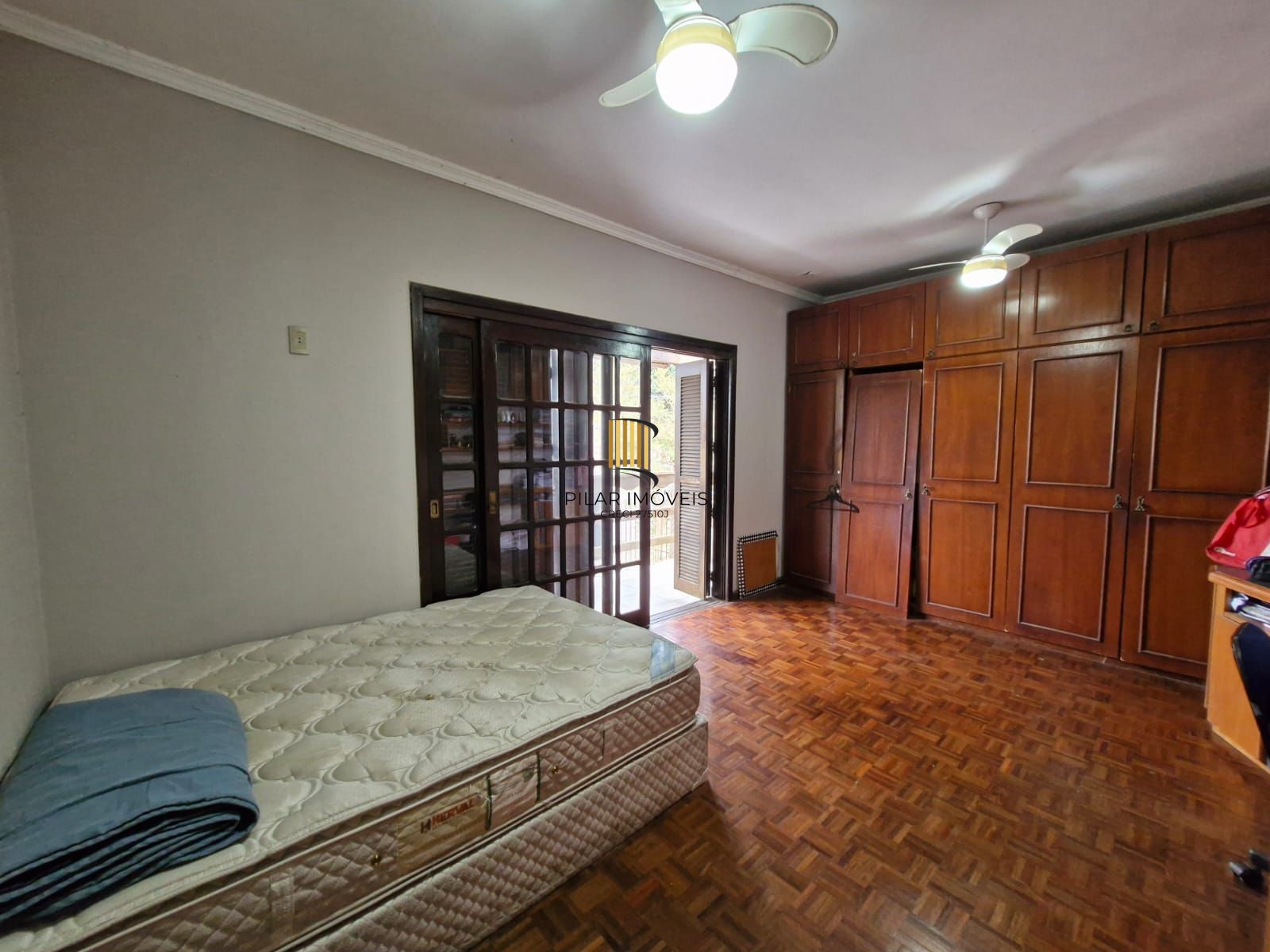 Casa de 3 dormitórios com piscina no bairro Teresópolis.