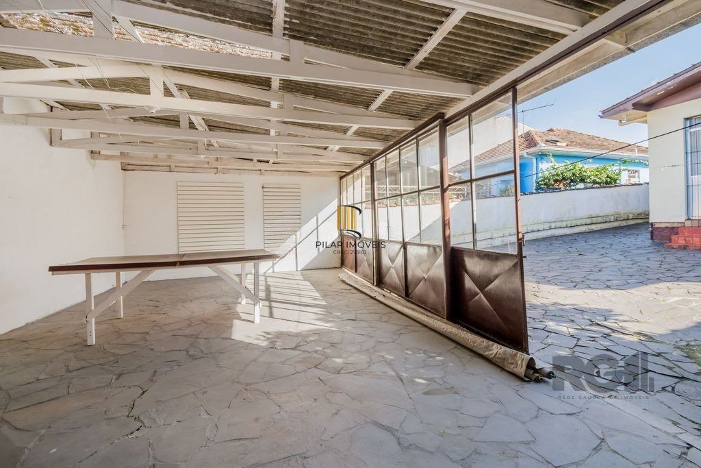 Casa de 159m² - 2 dormitórios, 3 vagas no bairro Rubem Berta