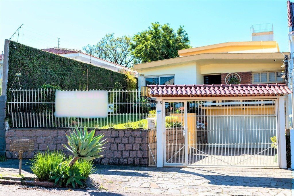 Casa para Venda - 228m², 4 dormitórios, sendo 1 suites, 5 vagas - Teresópolis