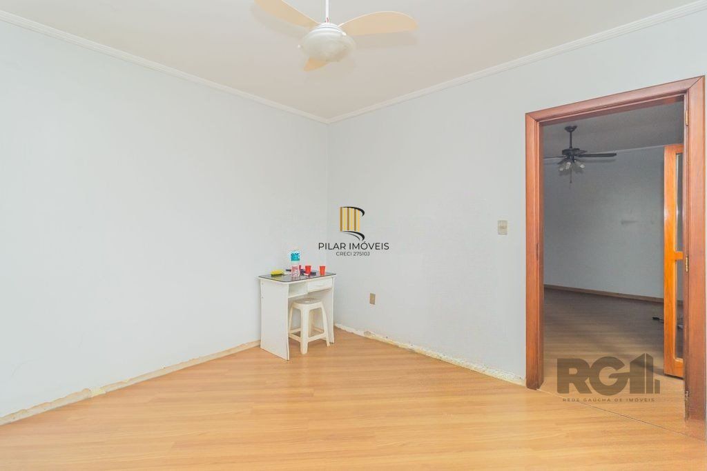 Casa com 240m², 3 dormitórios, 6 vagas no bairro Sarandi
