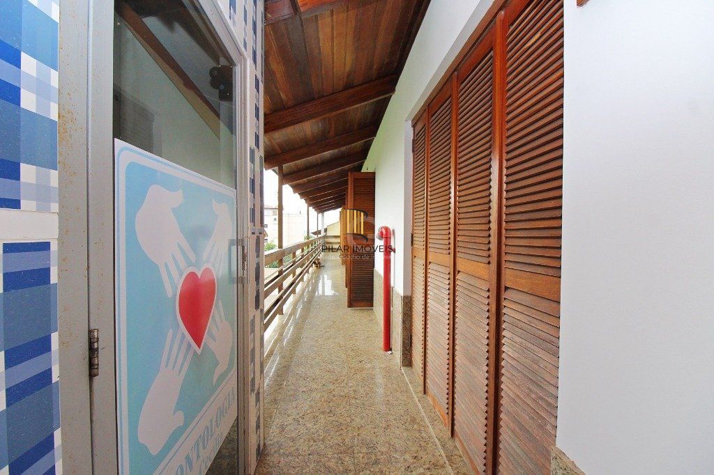Casa para Venda - 840m², 7 dormitórios, sendo 3 suites, 8 vagas - Medianeira