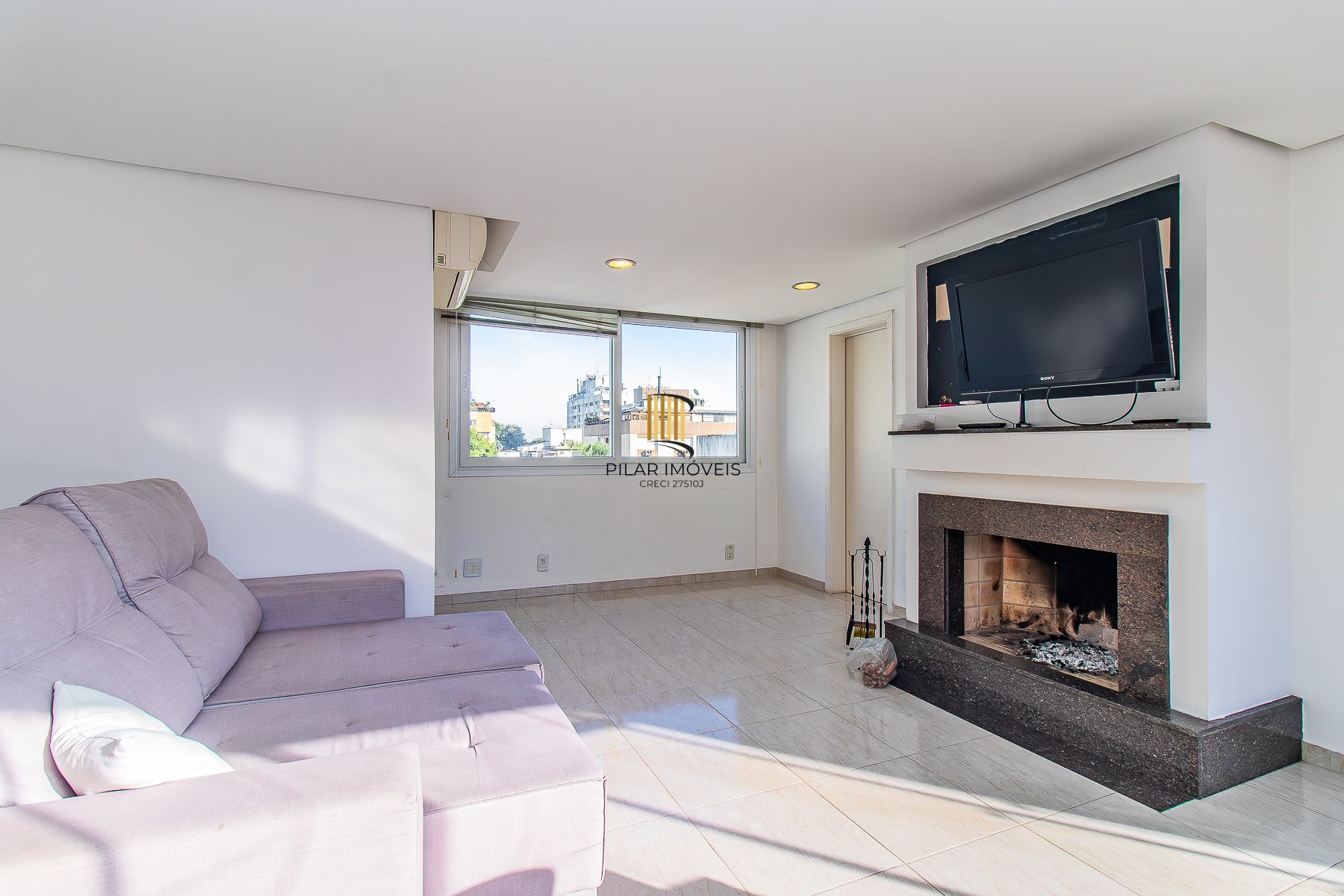 Amplo apartamento duplex com 2 dormitórios e 1 vaga de garagem.
