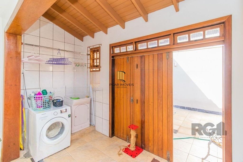 Casa de 4 dormitórios no bairro Cavalhada
