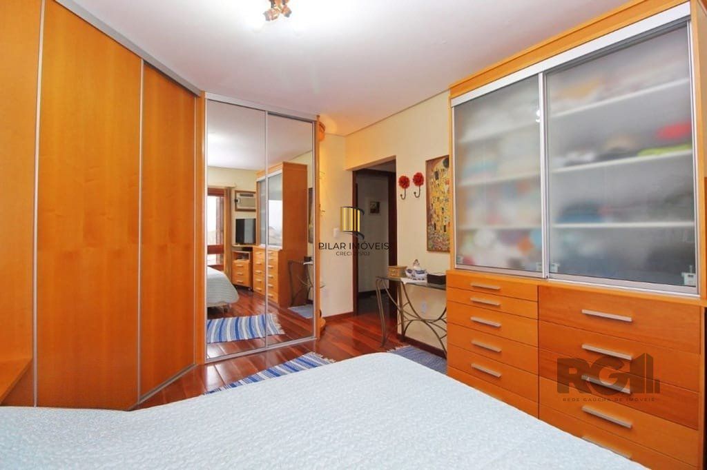 Casa de 275m² - 3 dormitórios e 3 vagas no bairro Coronel Aparício Borges